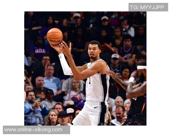 卡斯尔表现不佳失误频繁12投仅5中贡献16分5篮板6助攻1抢断1盖帽